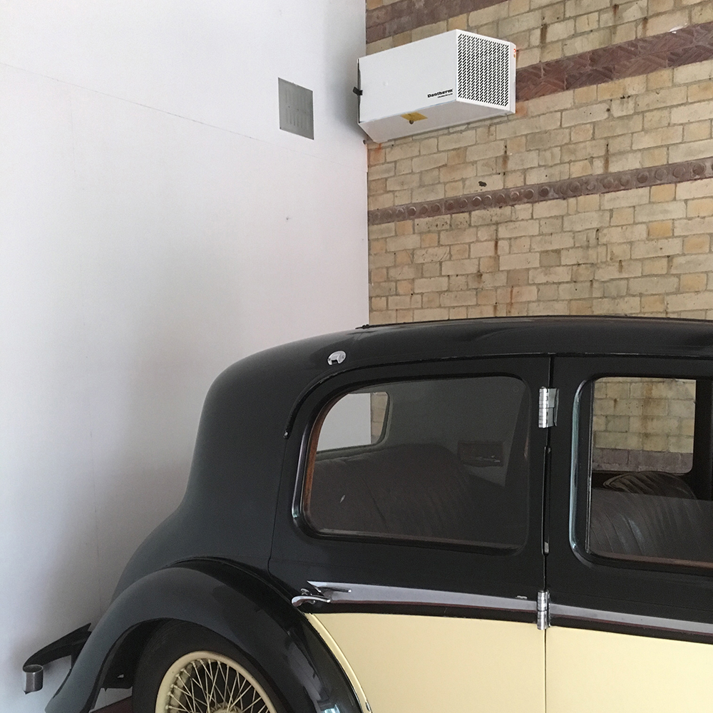 Calorex DH 15 installé dans un garage de voitures anciennes