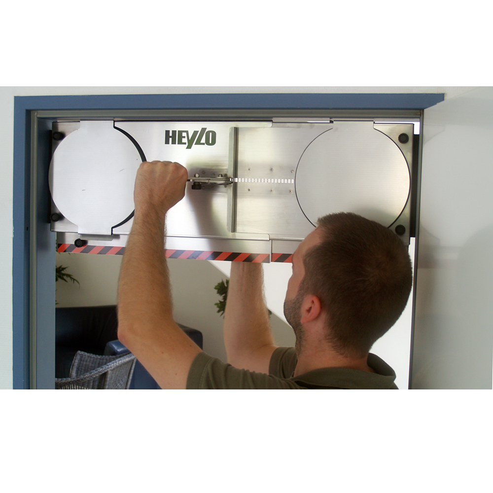 Heylo dust control door structure